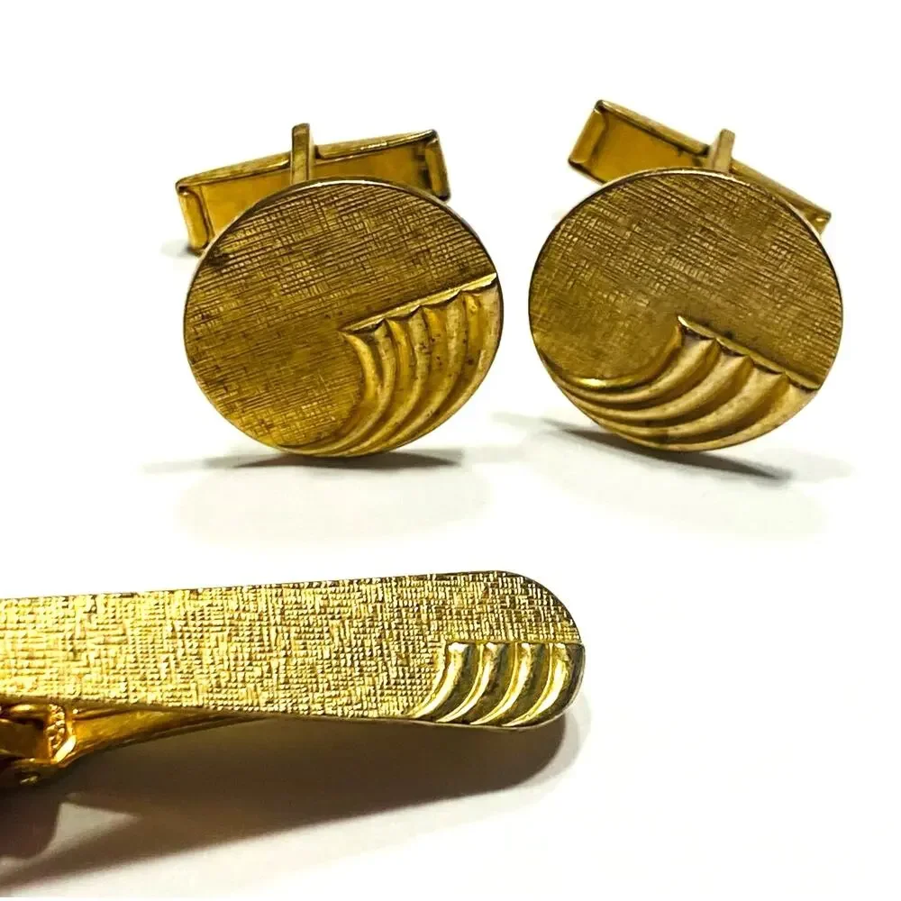 Vintage Mid Century Men’s jewelry Set Cufflinks & Matching Tie Bar Gold Rounds